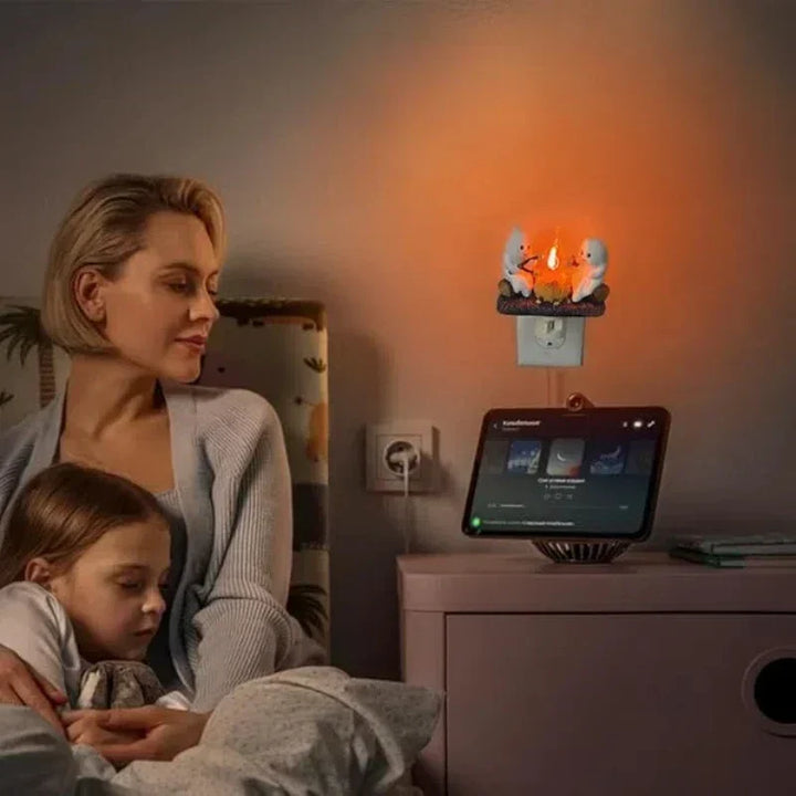 Lampka nocna z duchem przy ognisku