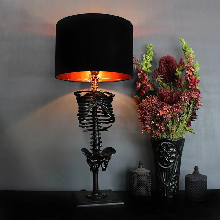 Ręcznie Wykonana Gotycka Lampa Stołowa w Kształcie Szkieletu