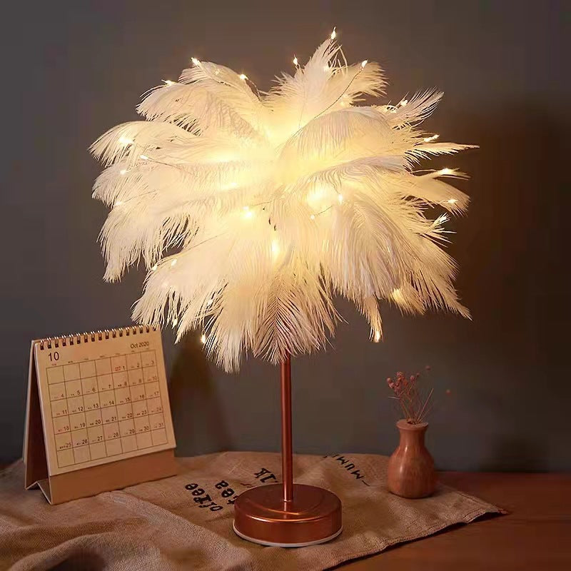 Lampka nocna Struś | Ekscentryczna lampa z piórami i podstawą w kolorze różowego złota |