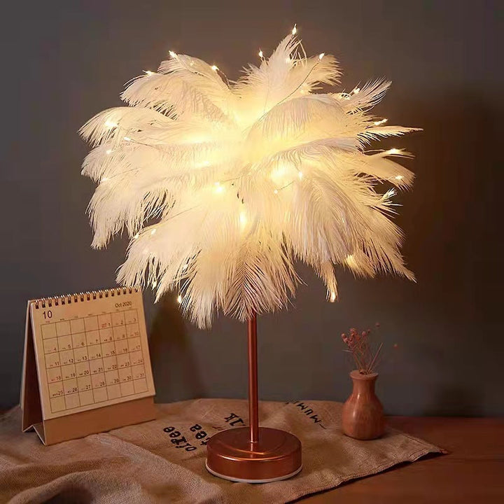 Lampka nocna Struś | Ekscentryczna lampa z piórami i podstawą w kolorze różowego złota |