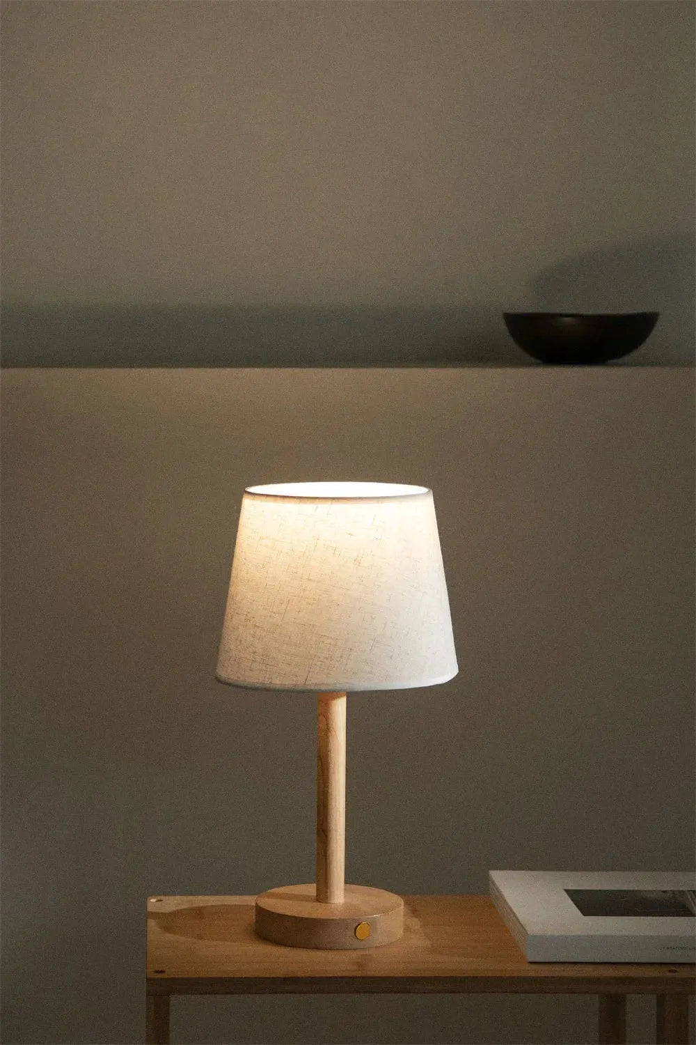 Drewniana Lampa LED Nocna WoodGlow – Nowoczesne i Bezprzewodowe Światło
