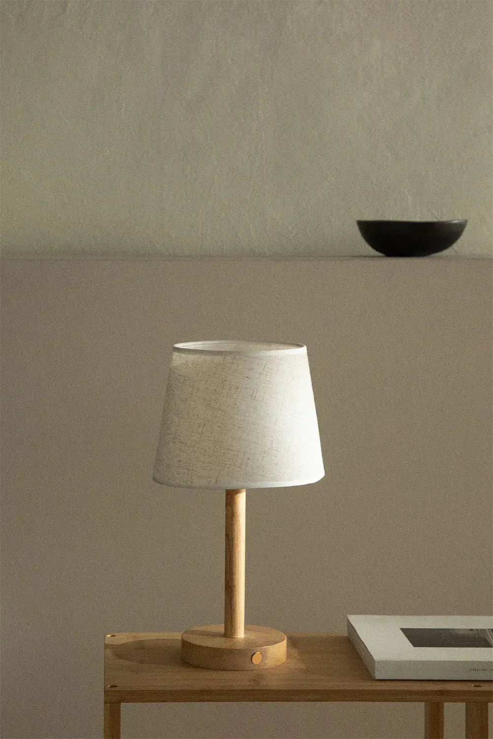 Drewniana Lampa LED Nocna WoodGlow – Nowoczesne i Bezprzewodowe Światło