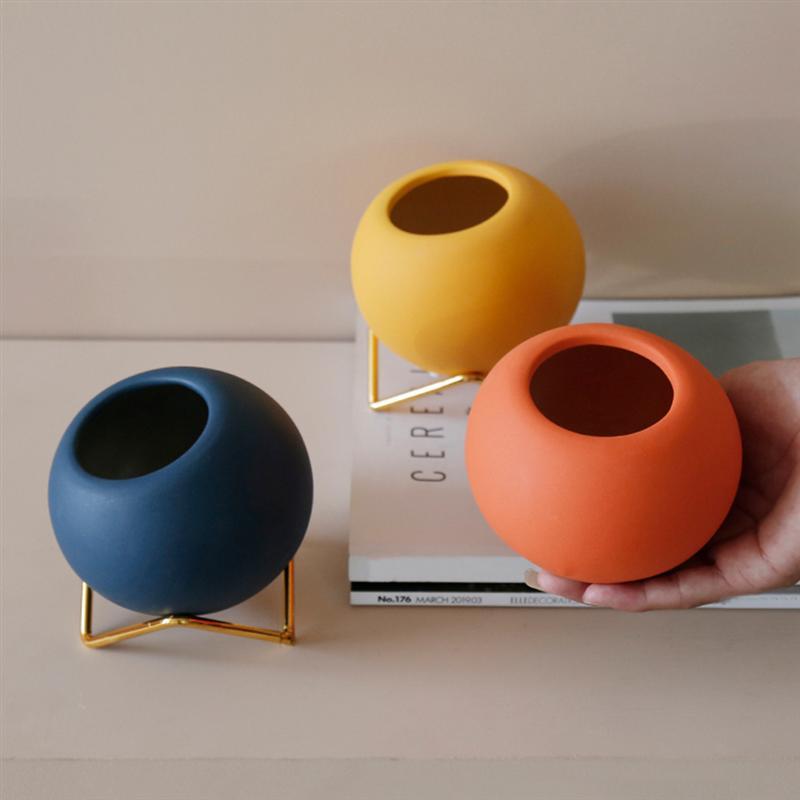 Ceramiczne doniczki w abstrakcyjnych kolorach z podstawą