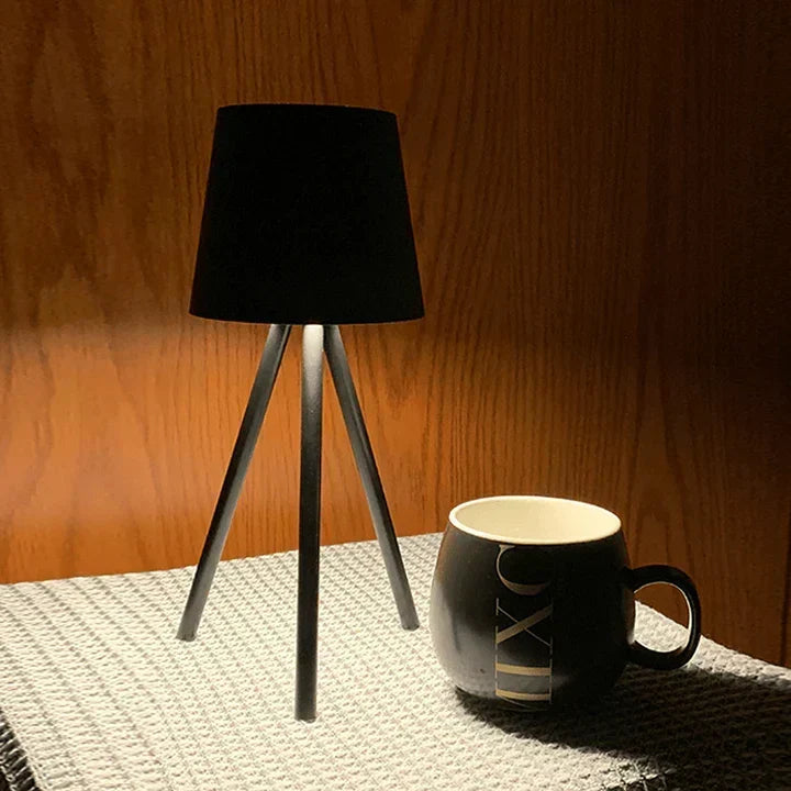 Nordycka lampa stołowa na trójnogu - Stylowa bezprzewodowa lampa LED nocna