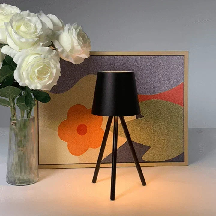 Nordycka lampa stołowa na trójnogu - Stylowa bezprzewodowa lampa LED nocna