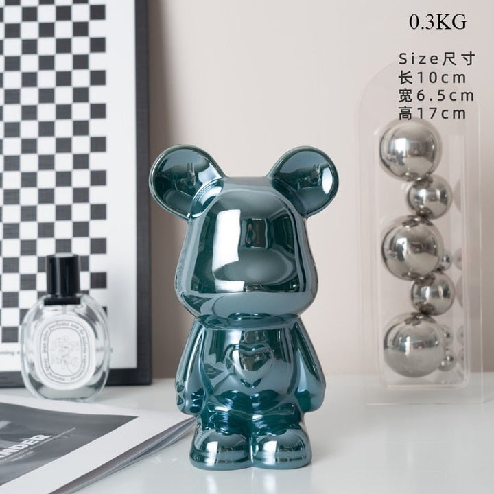kolorowa rzeźba misia ceramicznego i skarbonka w formie statuetki na biurko