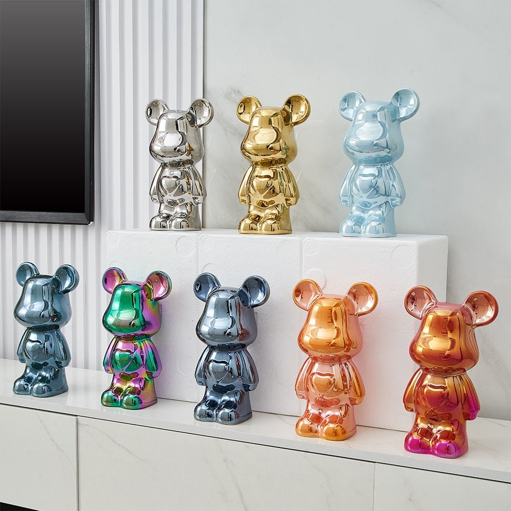 kolorowa rzeźba misia ceramicznego i skarbonka w formie statuetki na biurko