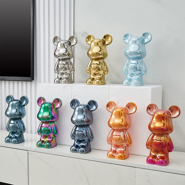 kolorowa rzeźba misia ceramicznego i skarbonka w formie statuetki na biurko