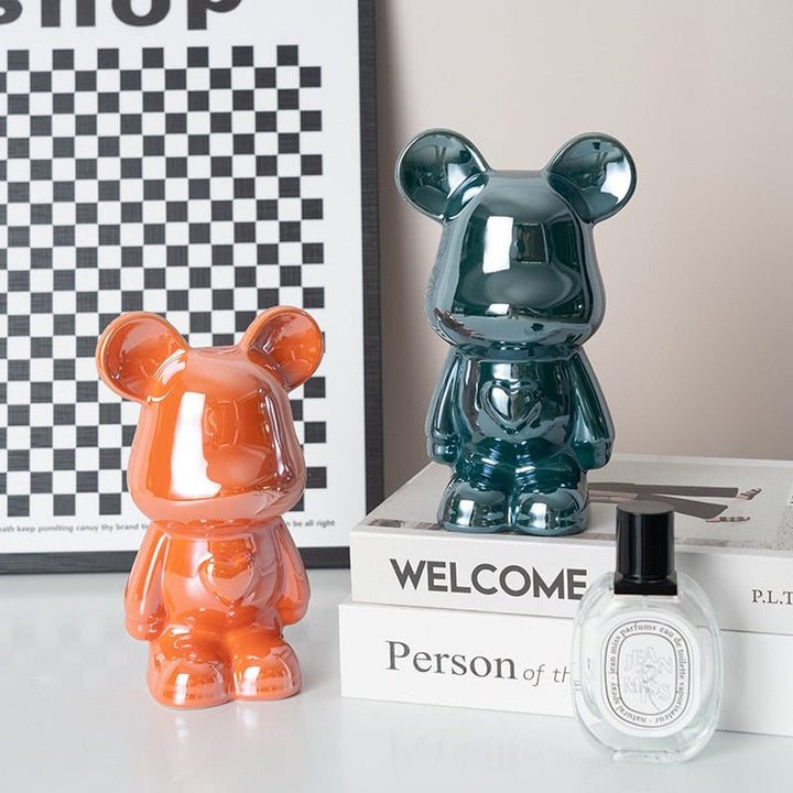 kolorowa rzeźba misia ceramicznego i skarbonka w formie statuetki na biurko
