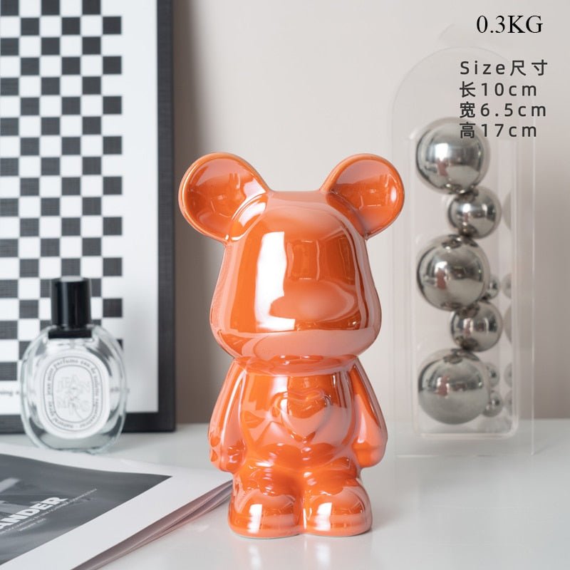 kolorowa rzeźba misia ceramicznego i skarbonka w formie statuetki na biurko