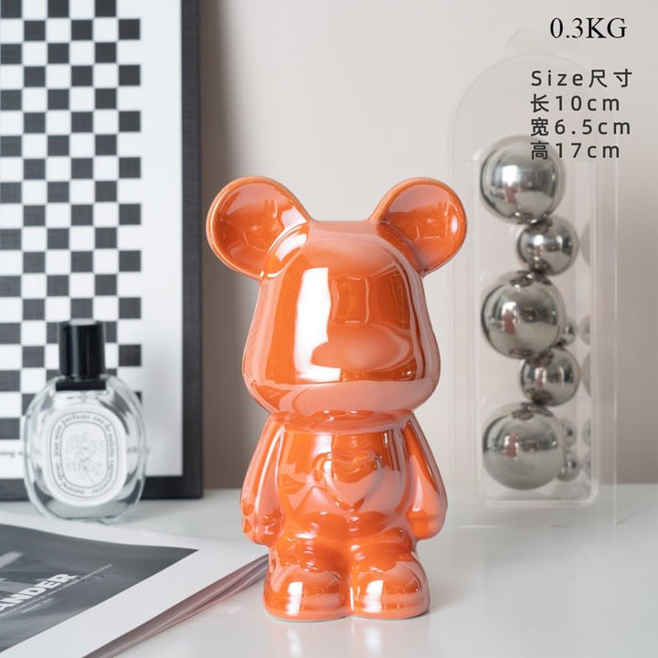 kolorowa rzeźba misia ceramicznego i skarbonka w formie statuetki na biurko