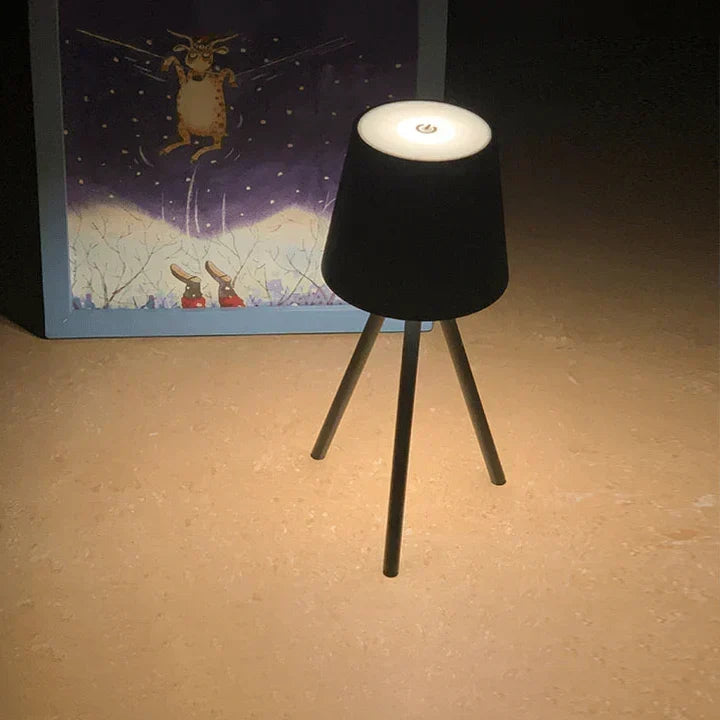 Nordycka lampa stołowa na trójnogu - Stylowa bezprzewodowa lampa LED nocna