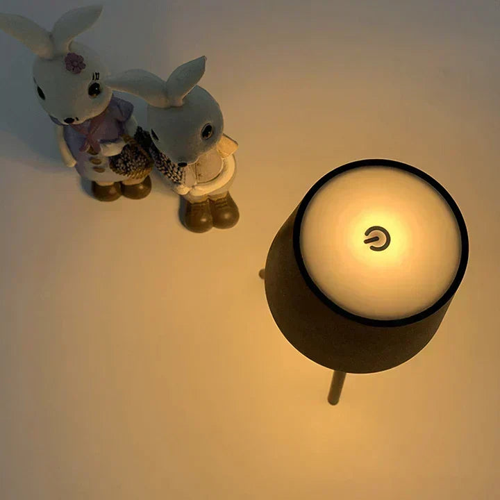 Nordycka lampa stołowa na trójnogu - Stylowa bezprzewodowa lampa LED nocna