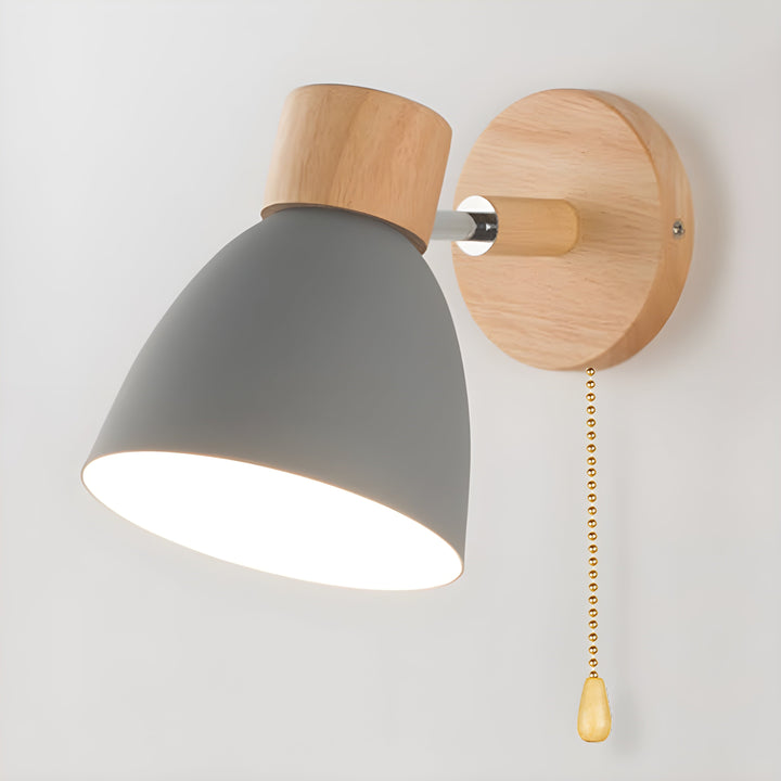 Drewniana nordycka lampa ścienna z włącznikiem do sypialni