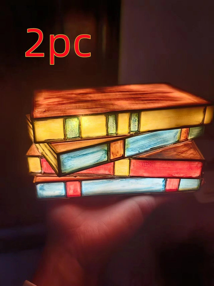 Lampa biurkowa z książkami w stosie