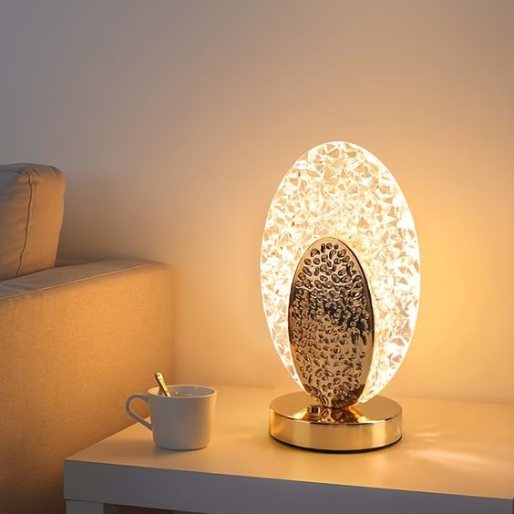 Nowoczesna i Luksusowa Lampa Stołowa w Kształcie Pawia - CrystalGlow