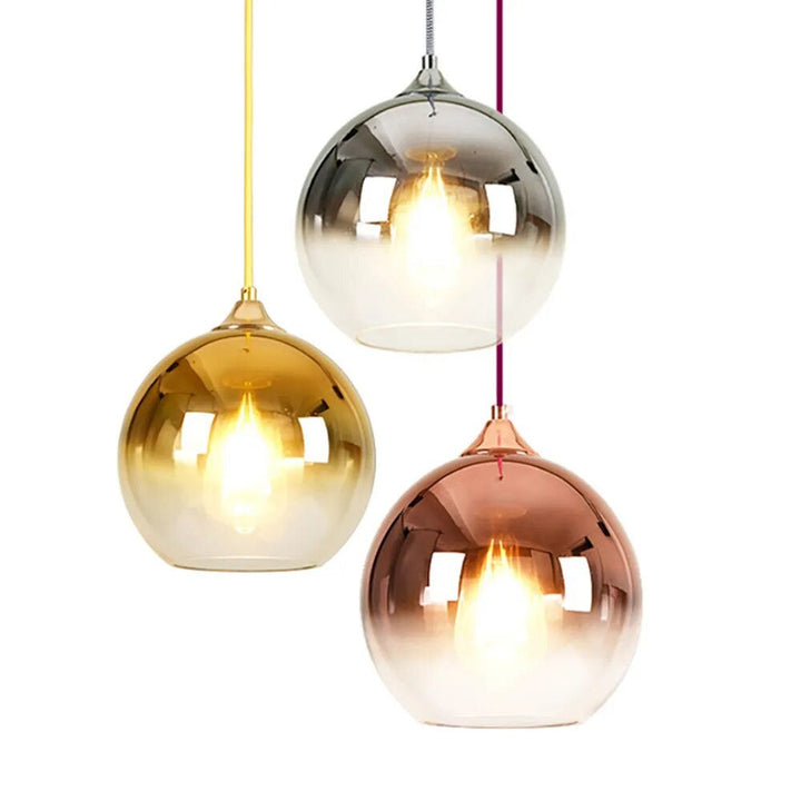Lampa sufitowa w mosiężnym wykończeniu