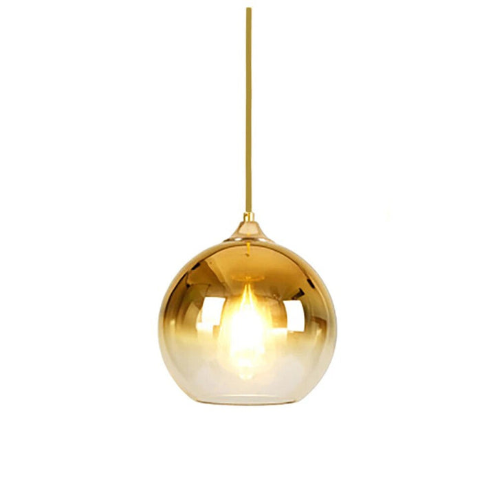 Lampa sufitowa w mosiężnym wykończeniu