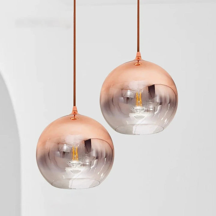 Lampa sufitowa w mosiężnym wykończeniu