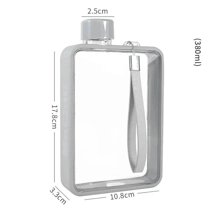 Płaska przezroczysta butelka na wodę