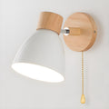 Drewniana nordycka lampa ścienna z włącznikiem do sypialni