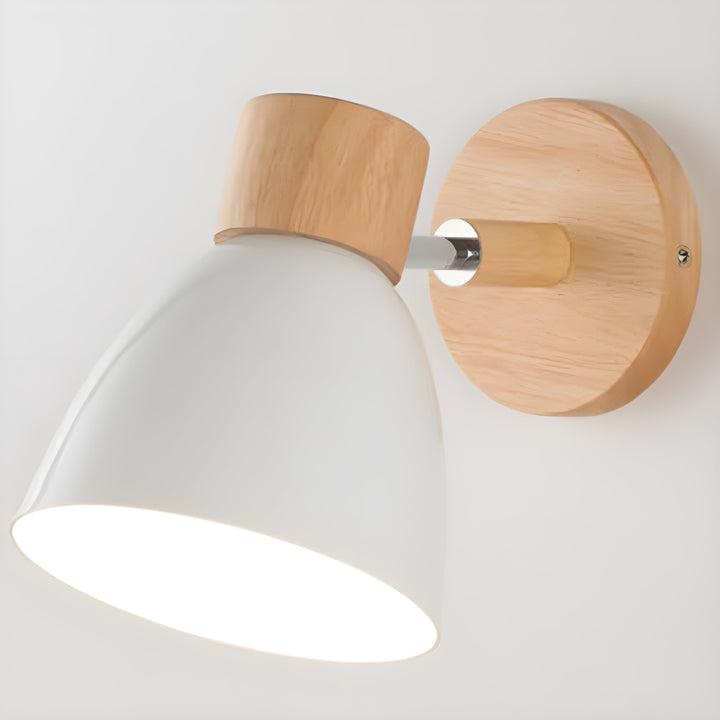Drewniana nordycka lampa ścienna z włącznikiem do sypialni