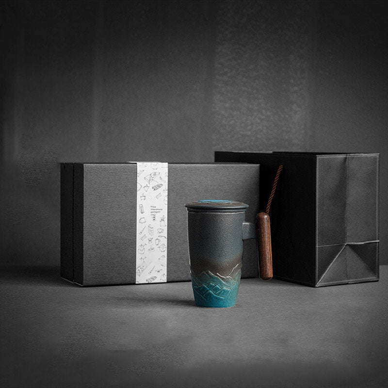 Duża filiżanka, ceramiczna filiżanka do herbaty z pokrywką. Duża filiżanka do herbaty z pokrywką