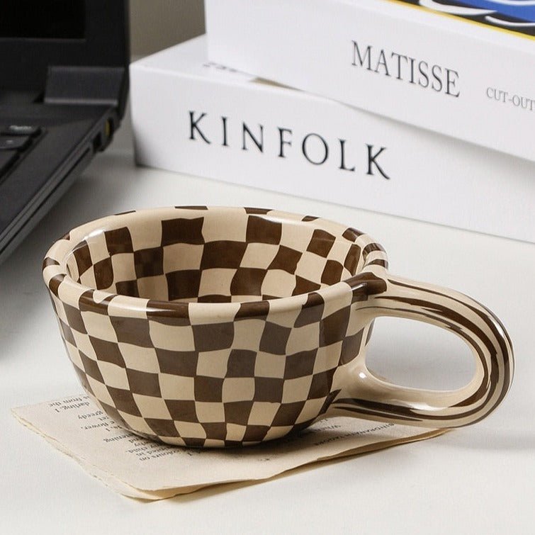 Ceramiczny kubek z nieregularnym wzorem szachownicy