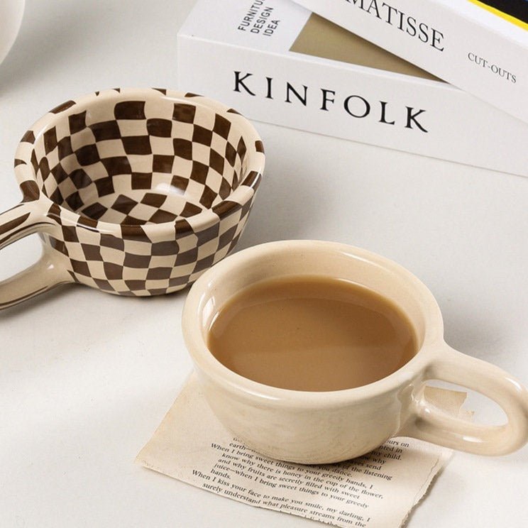 Ceramiczny kubek z nieregularnym wzorem szachownicy