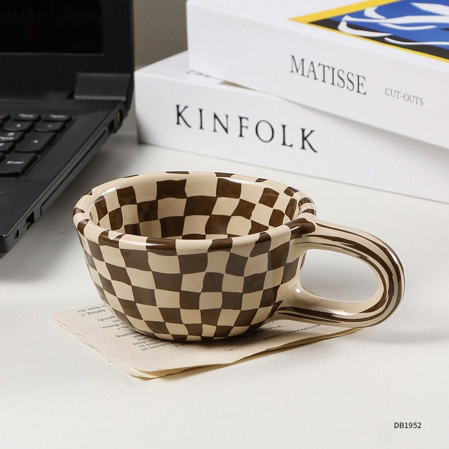 Ceramiczny kubek z nieregularnym wzorem szachownicy