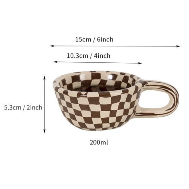 Ceramiczny kubek z nieregularnym wzorem szachownicy