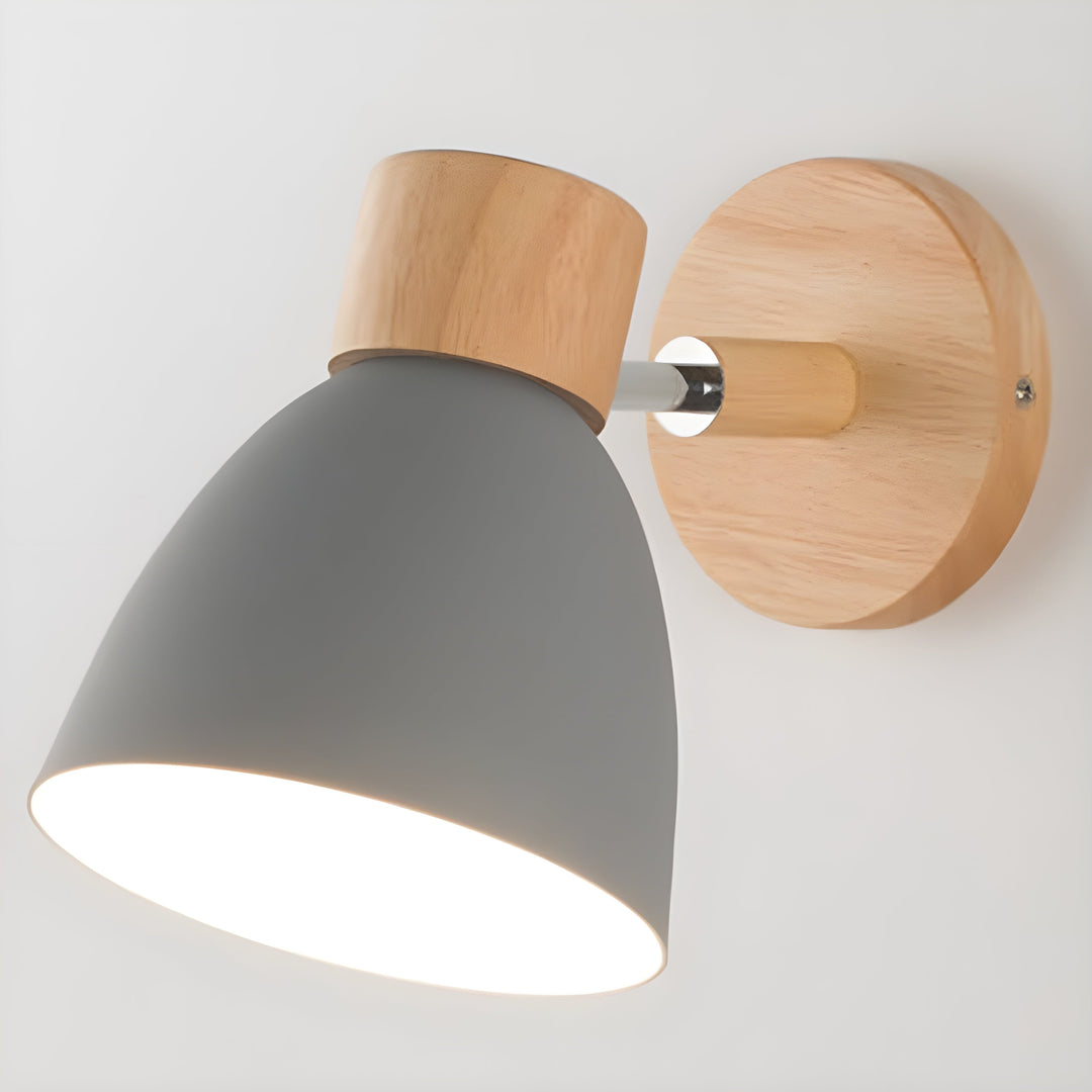 Drewniana nordycka lampa ścienna z włącznikiem do sypialni
