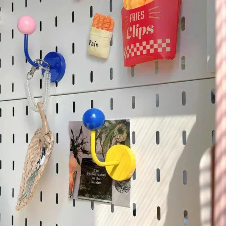 Magnes wieszaka Eames Dot w kolorze Rush