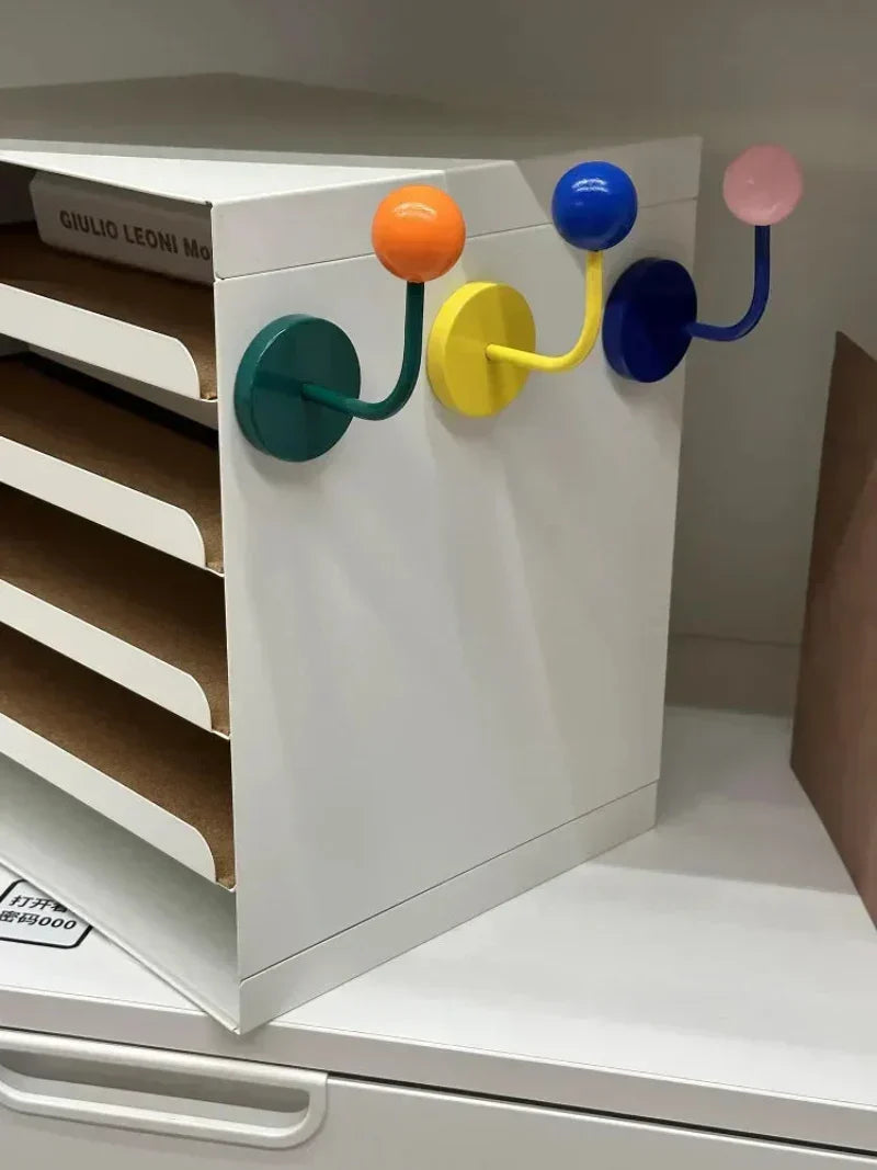Magnes wieszaka Eames Dot w kolorze Rush
