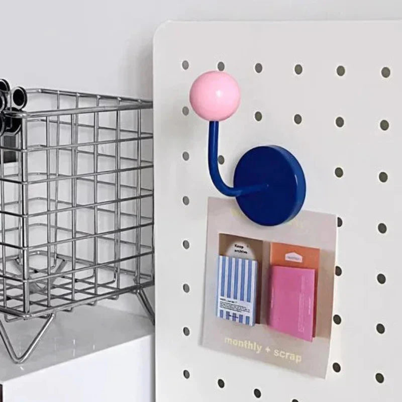 Magnes wieszaka Eames Dot w kolorze Rush
