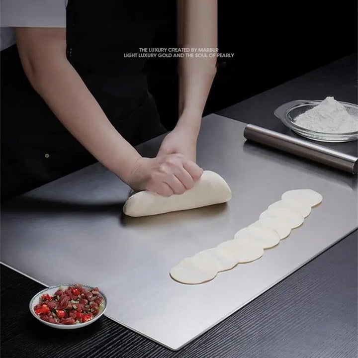 Wysokiej jakości deska do krojenia ze stali nierdzewnej z krawędzią – idealna do domowej pizzy, ciast i nie tylko!