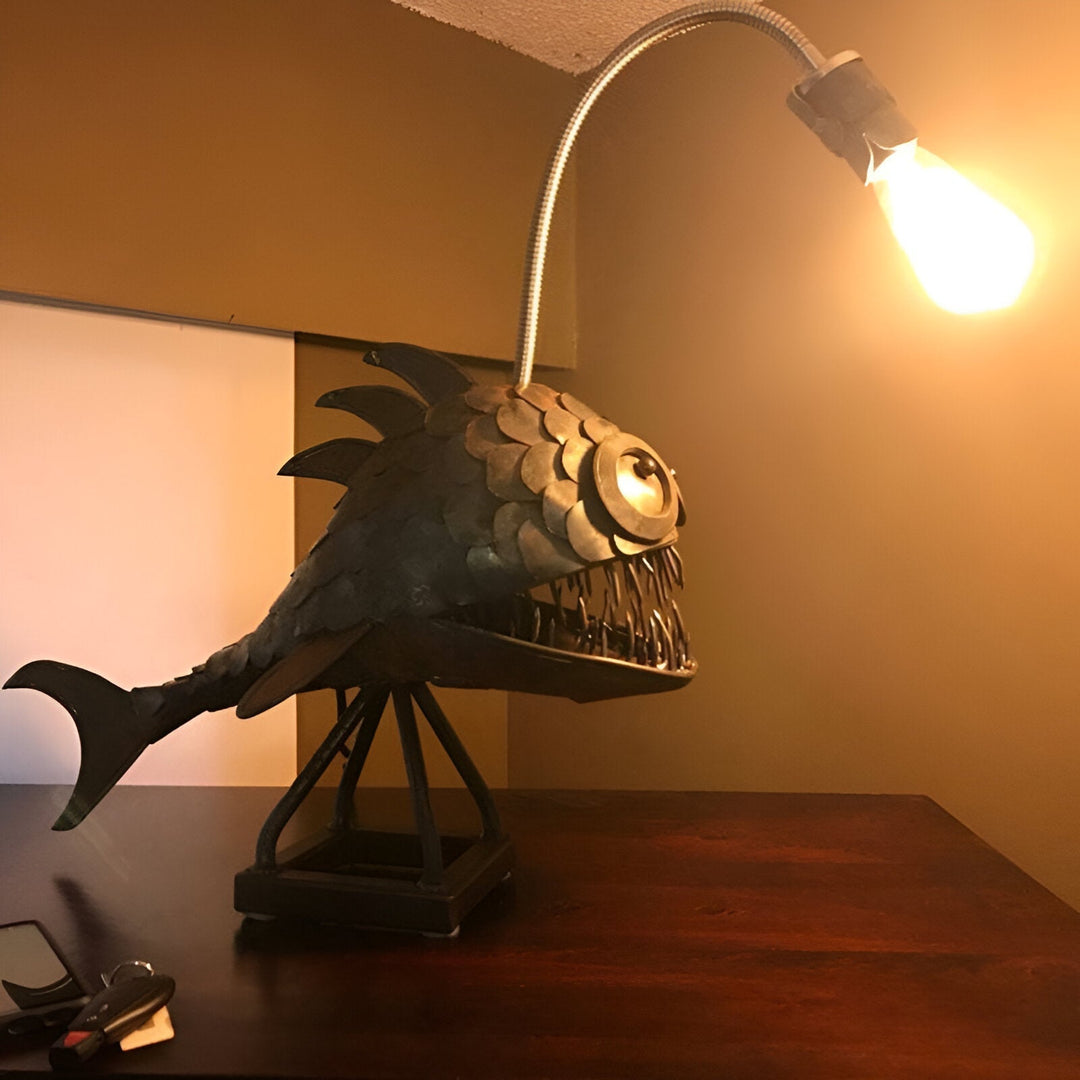 Lampka Steampunk z Rybą Wędkarzem – Fajna i Nietypowa Lampa Podłogowa do Twojego Domu