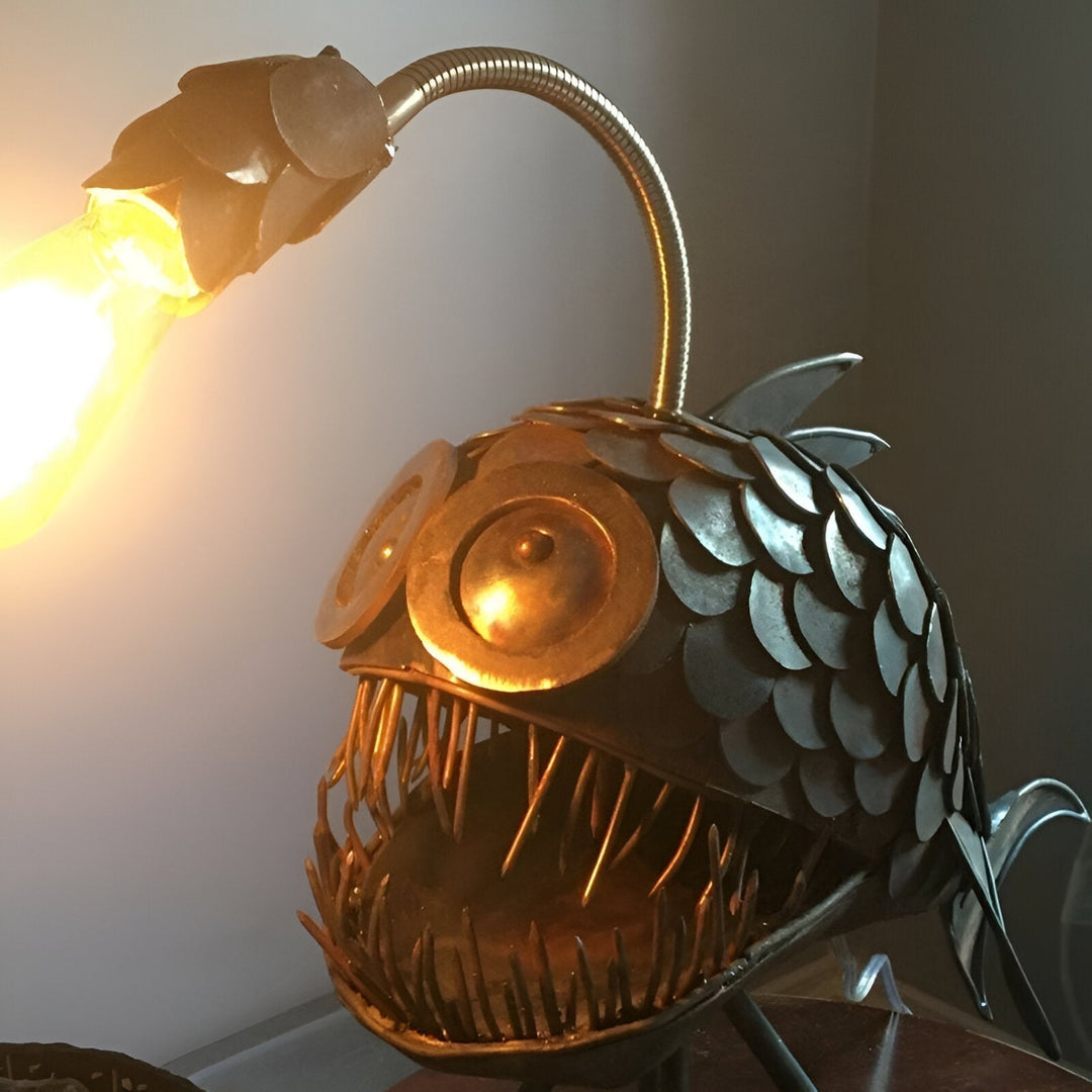 Lampka Steampunk z Rybą Wędkarzem – Fajna i Nietypowa Lampa Podłogowa do Twojego Domu