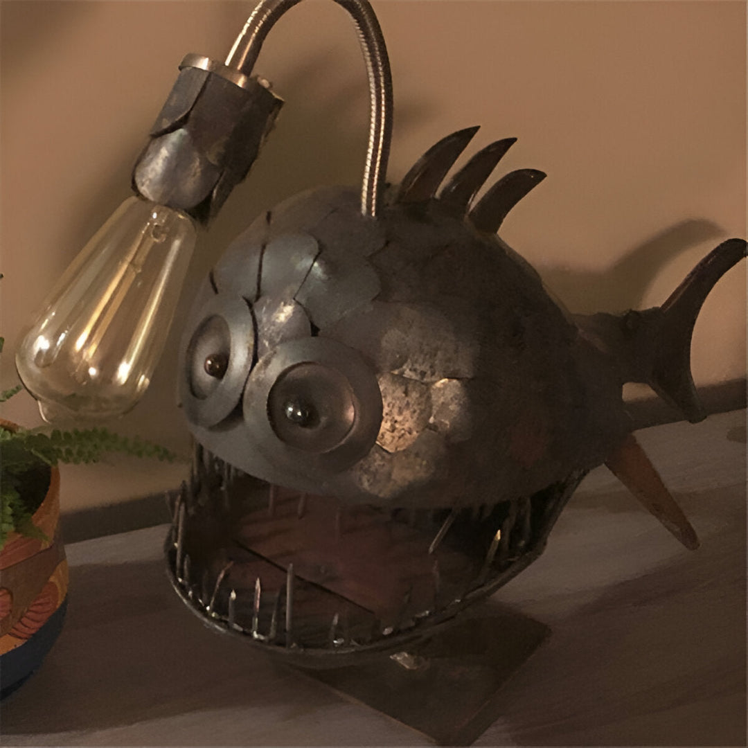 Lampka Steampunk z Rybą Wędkarzem – Fajna i Nietypowa Lampa Podłogowa do Twojego Domu