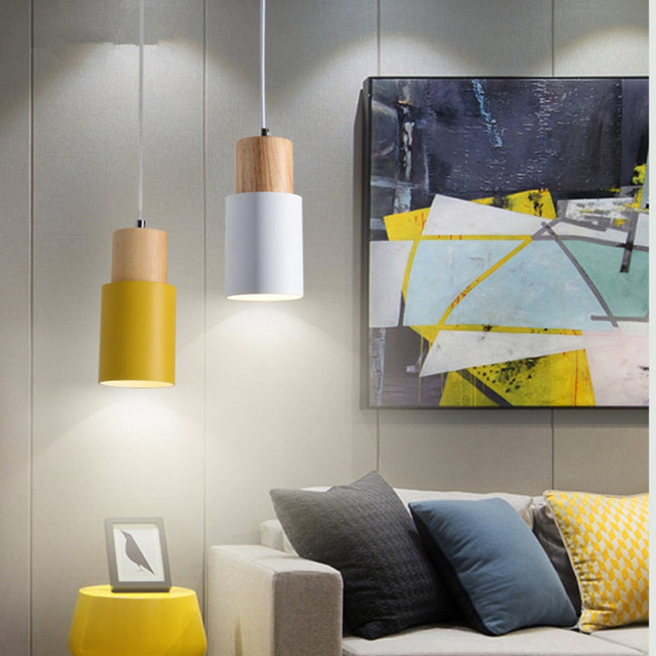 Lampa wisząca z podstawą z drewna w stylu nordyckim