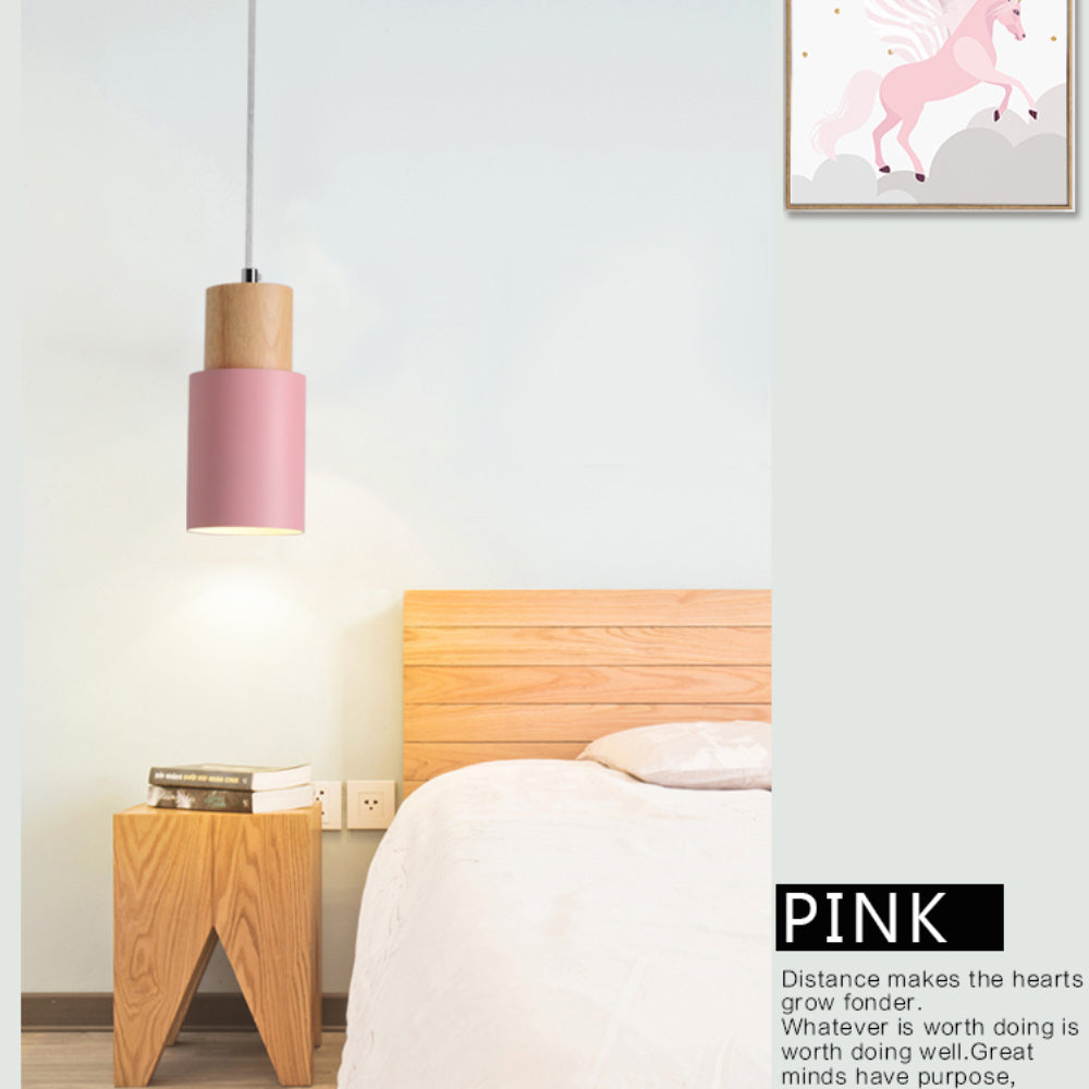 Lampa wisząca z podstawą z drewna w stylu nordyckim