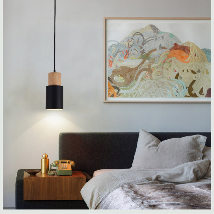 Lampa wisząca z podstawą z drewna w stylu nordyckim