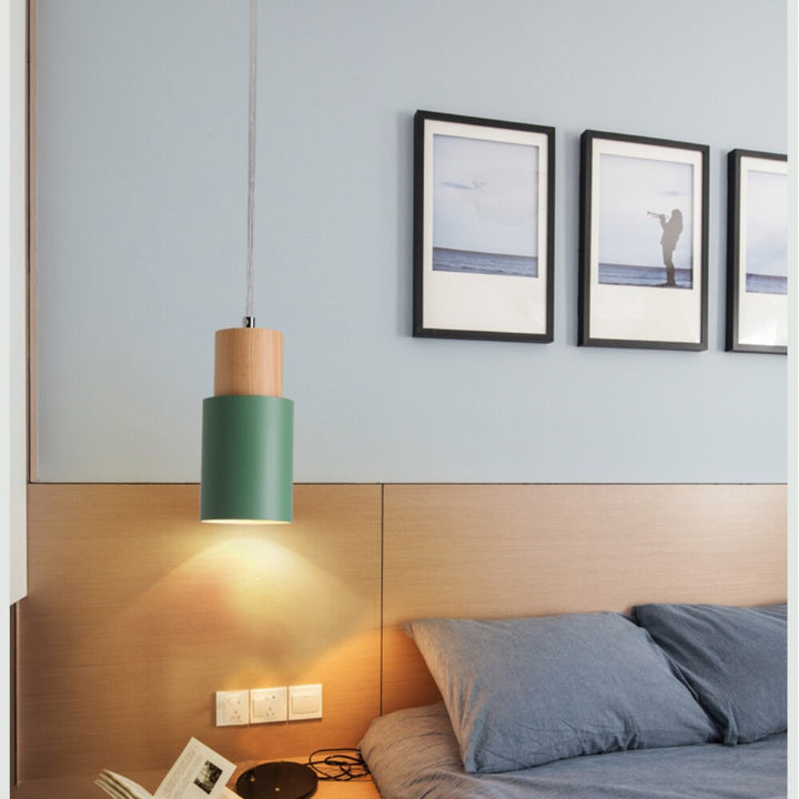 Lampa wisząca z podstawą z drewna w stylu nordyckim