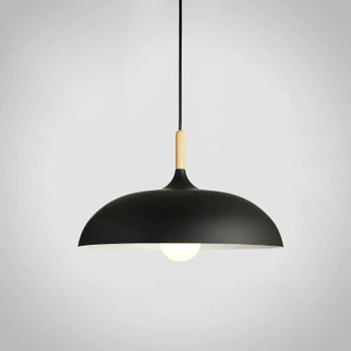Lampy wiszące wykonane z metalu i drewna w delikatnych pastelowych odcieniach