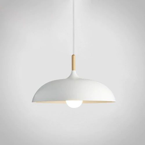 Lampy wiszące wykonane z metalu i drewna w delikatnych pastelowych odcieniach