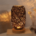 Lampa stołowa z drewna rattanowego