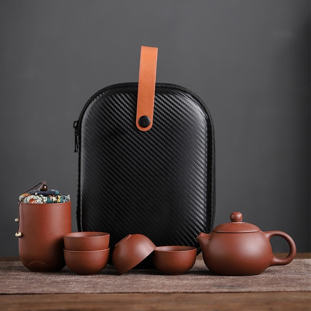 Zestaw ceramicznych dzbanków do herbaty
