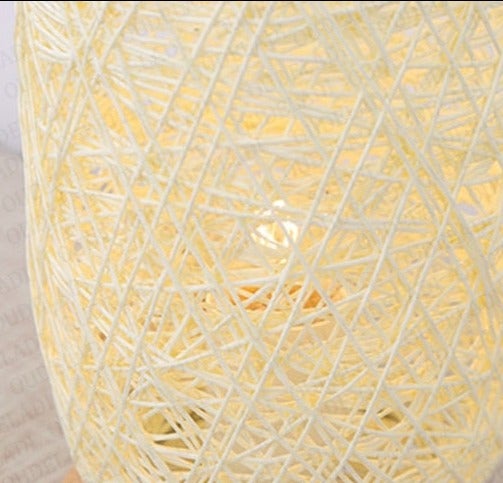 Lampa stołowa z drewna rattanowego