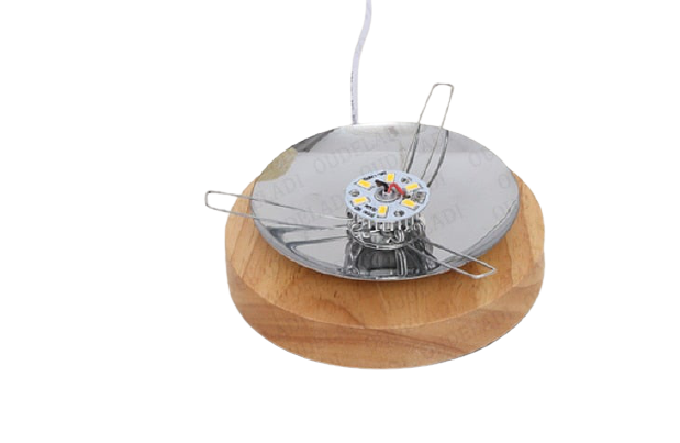 Lampa stołowa z drewna rattanowego