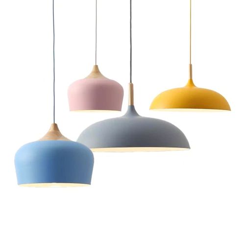 Lampy wiszące wykonane z metalu i drewna w delikatnych pastelowych odcieniach